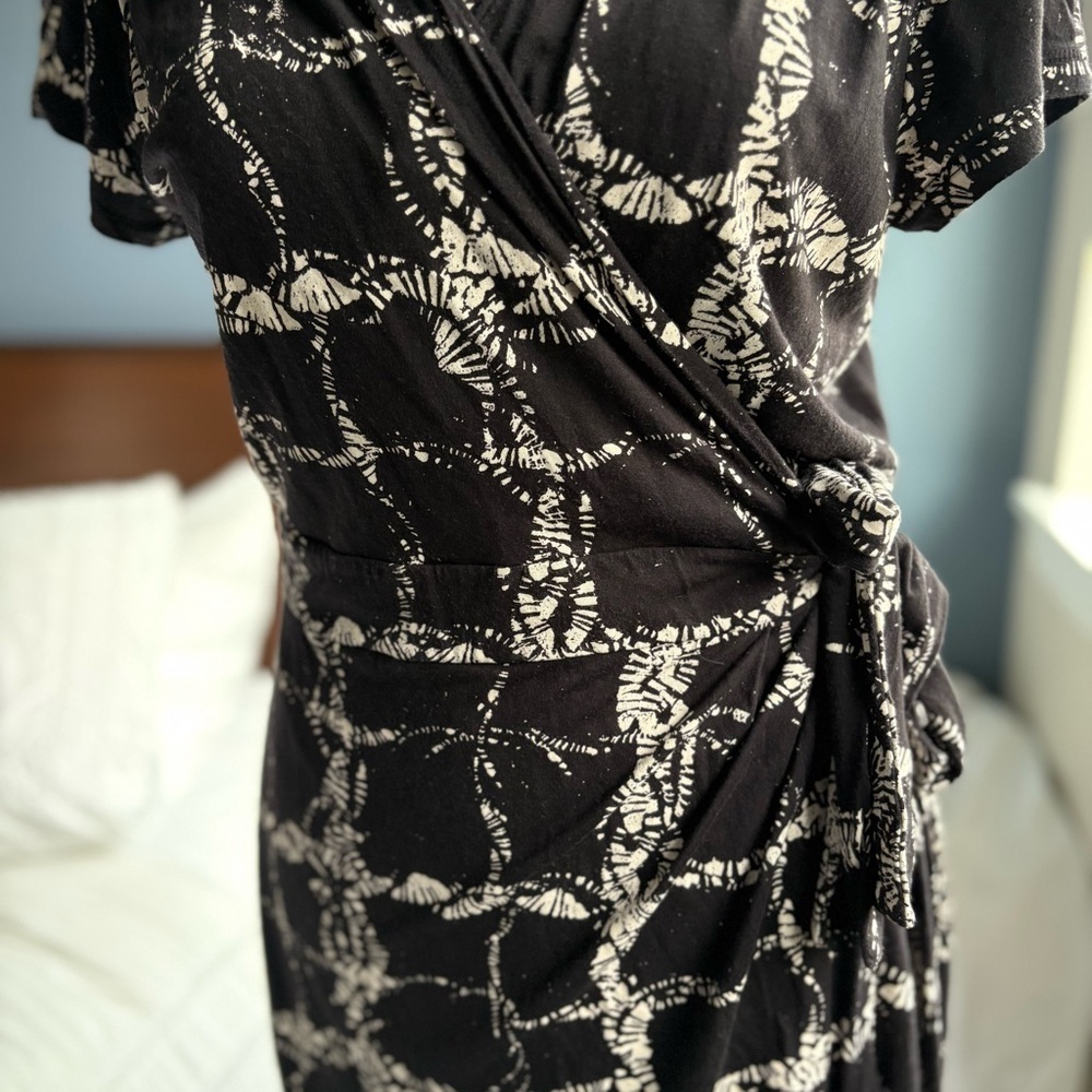 Banana Republic Black and White Abstract Mini V-Neck Wrap Dress - Picture 9 of 17